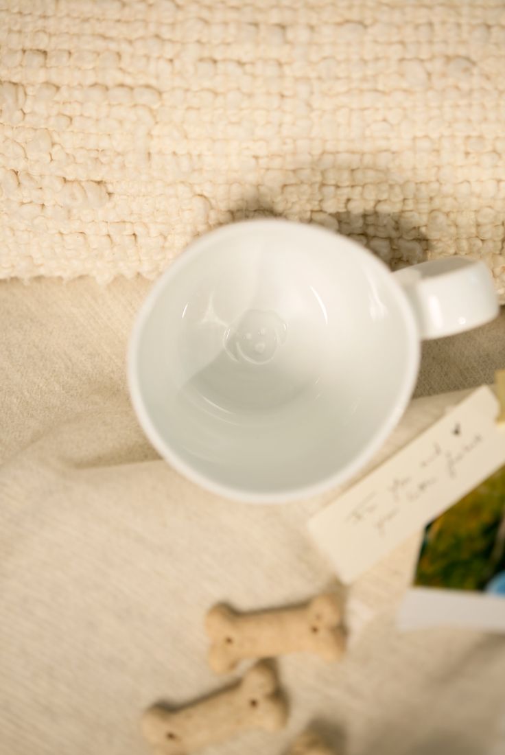 weiße Tasse, Kaffeetasse mit Hundekopf Motiv