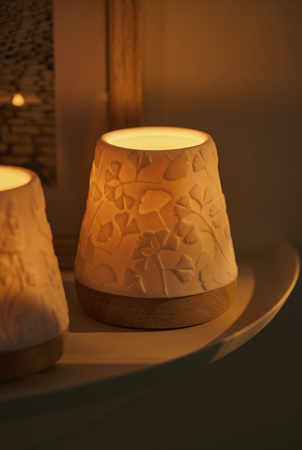 Tischlampe, Licht, Dornenblattmuster, Porzellan, Holzfuß