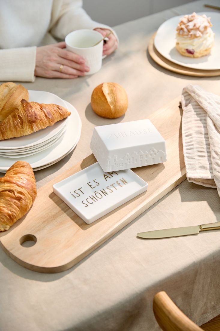 Große räder Butterdose für ein ganzes Stück Butter stilvoll serviert auf einem skandinavisch gedeckten Frühstückstisch