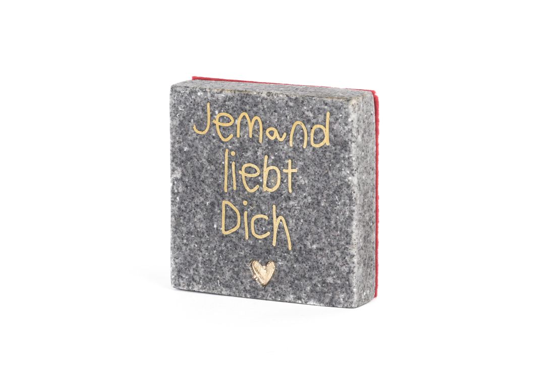 Kleine Terrazzofliese von Good old friends mit der goldenen Aufschrift Jemand liebt Dich