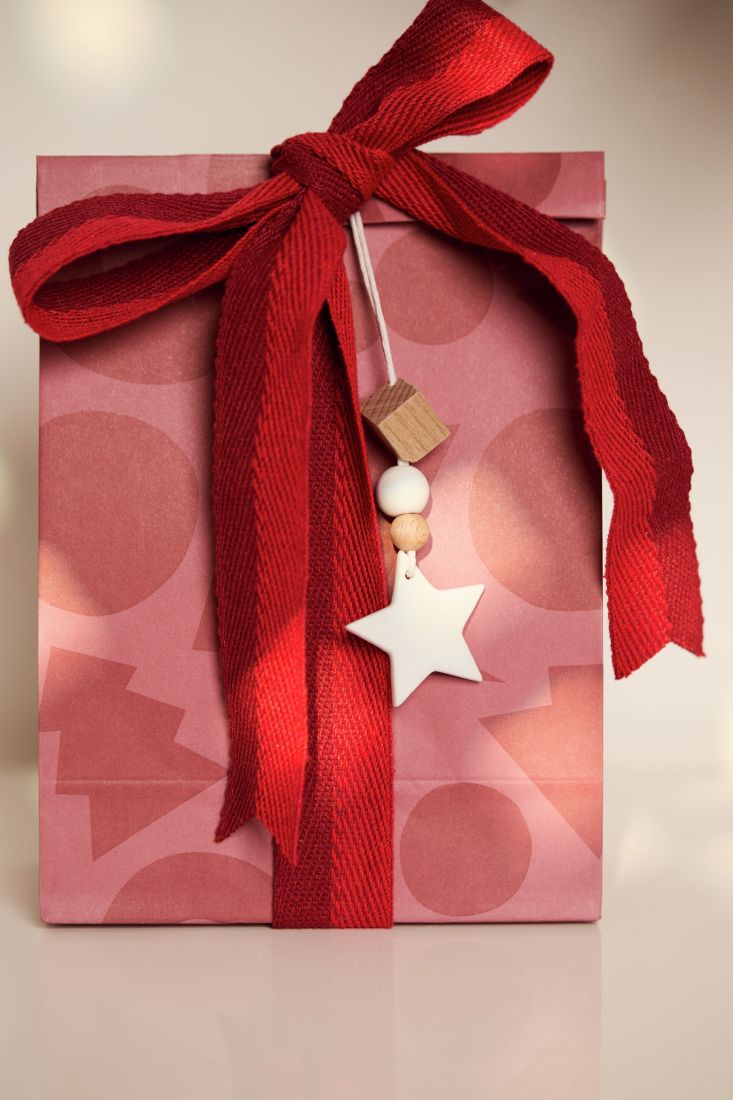 Filigraner räder Porzellan-Anhänger Stern als edler Schmuck an einem winterlichen Geschenk