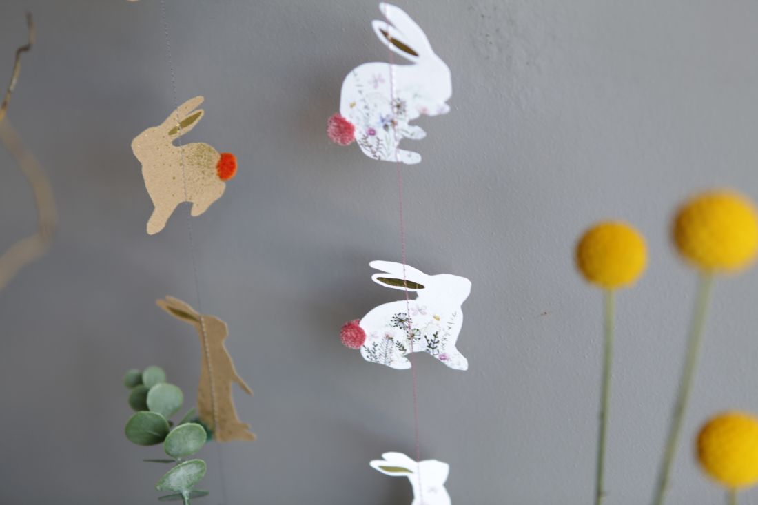 Nahaufnahme Papierhase mit buntem PomPom Schwänzchen Good old friends Hoppelhasenkette