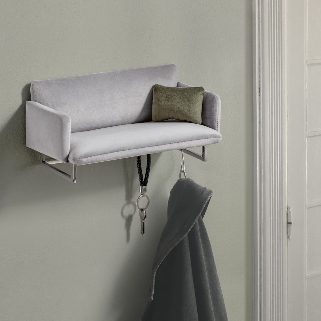 Eingangsbereich mit der Philippi Couch Mini-Garderobe bestückt mit Jacke und Schlüsselbund