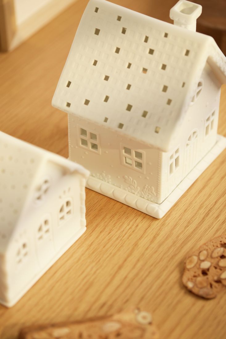 Weißes Haus, Lichthaus weiß, Miniaturhaus, Keramik-Design, Holzuntergrund