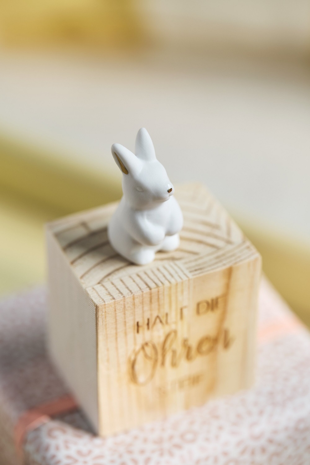 Kleines Tier, Kleiner Hase, Dekofigur, Holzblock, weiß