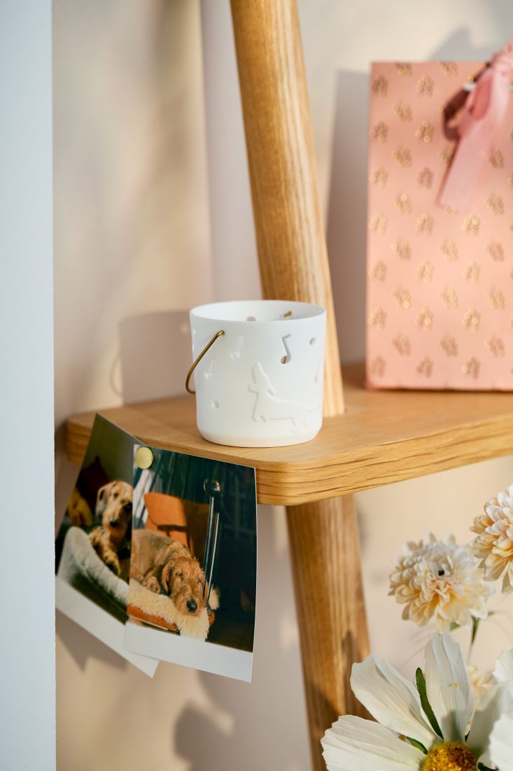 kerzenhalter, kleine kerze, weiße tasse, holzregal, blumenDekor