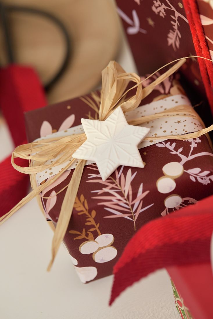 Geschenkverpackung, Weihnachtsverpackung, Sterneanhänger, Raffia-Band, Druckmuster