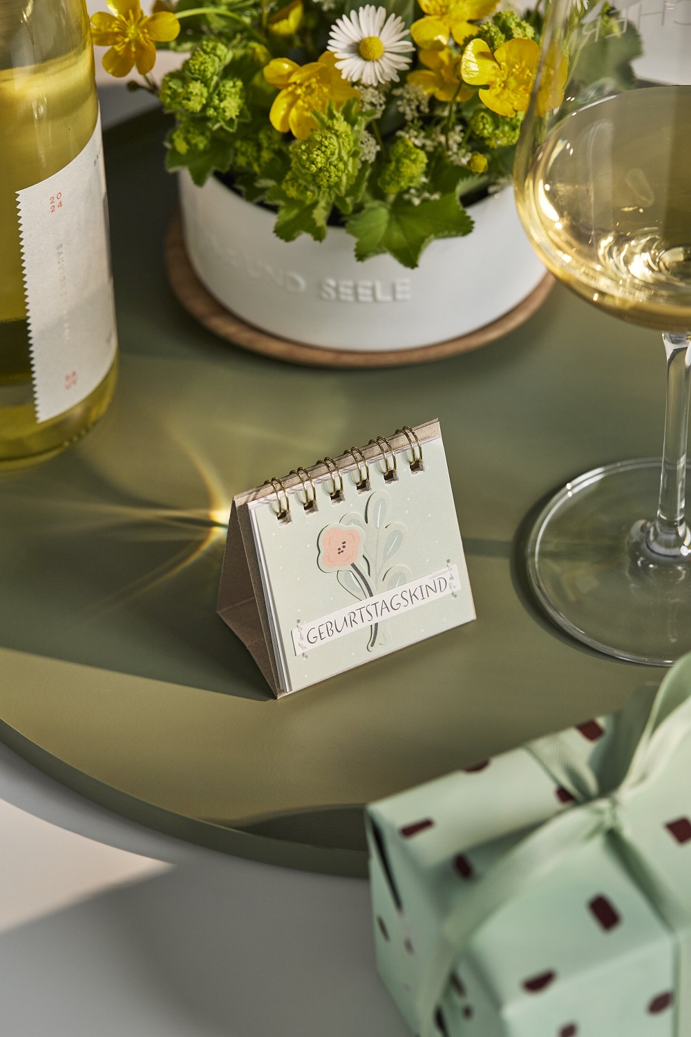 Tischdeko, Blumenarrangement, Kartenständer, Geburtstag, Weißwein
