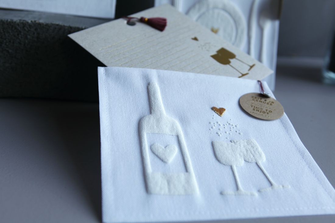 Der liebevoll gestaltete Gutschein Zeit für Genuss mit Karte und kleiner Kordel stilvoll als Geschenk arrangiert