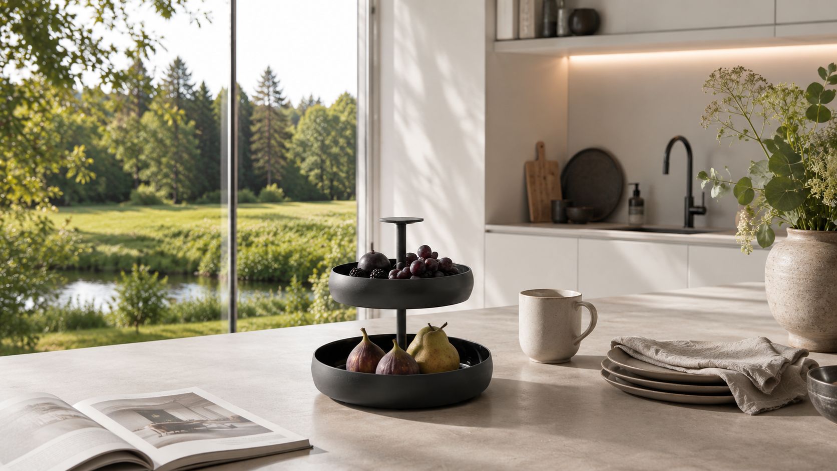 Die schwarze Philippi Etagere Negretto S liebevoll angerichtet mit Obst auf einer Kücheninsel