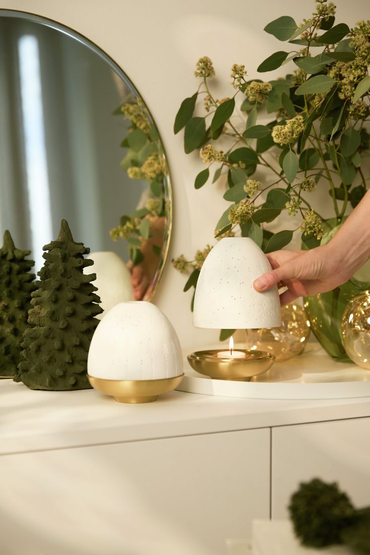 Stimmungsvoll leuchtende räder Porzellan-Kerzenhalter Sterne als luxuriöse Adventsdekoration