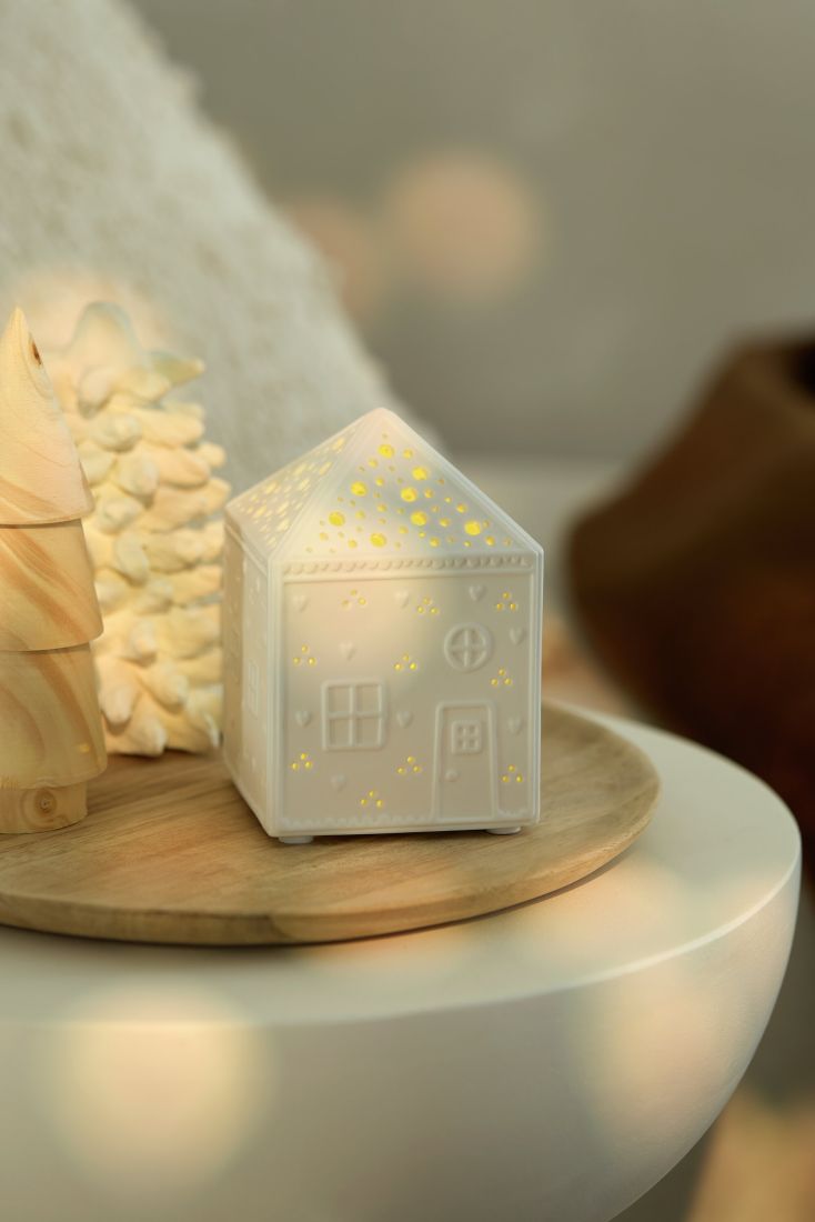 Stimmungsvoll leuchtendes räder Porzellan LED Lichthaus Lebkuchen mit angenehmem Lichtschein durch das Punkte-Lochmuster