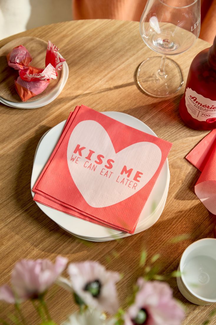 Nahaufnahme der räder Serviette Kiss me we can eat later romantisch dekoriert auf einem weißen Teller