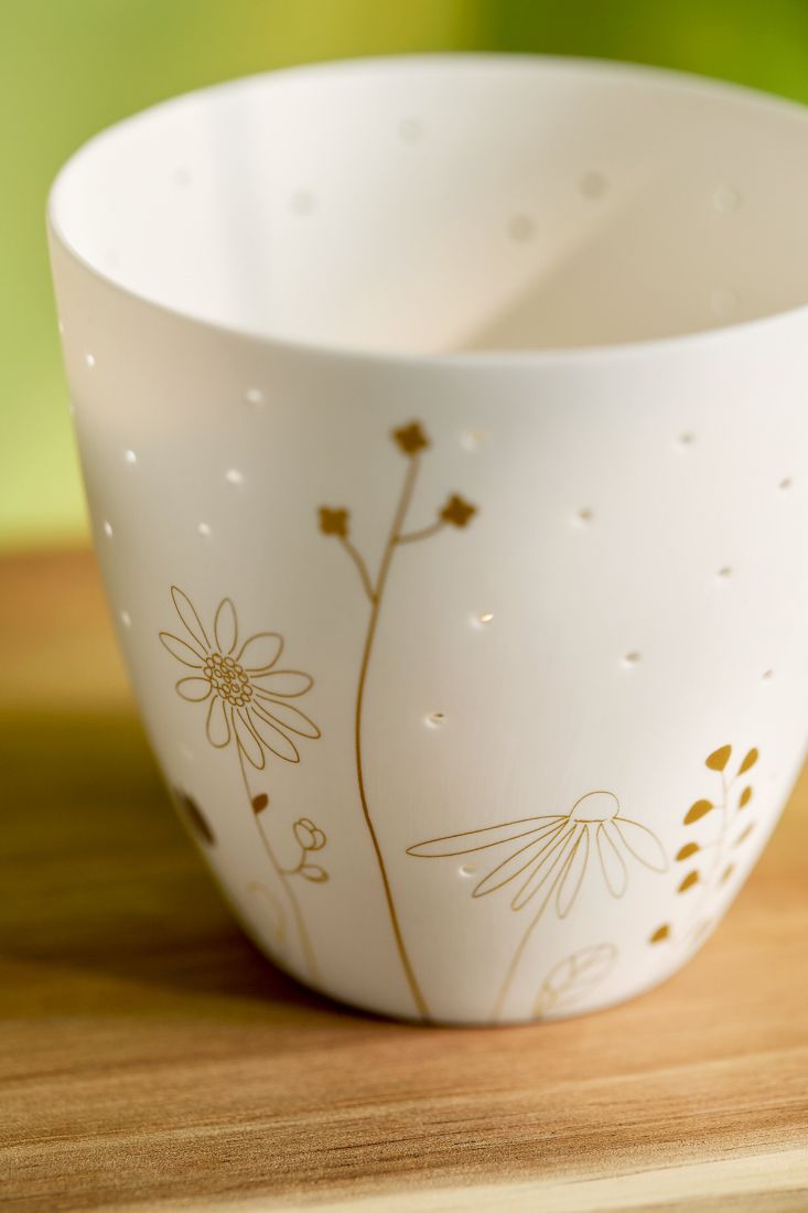 Tasse, Porzellan, Blumenmuster, Goldene Akzente, Perforationen