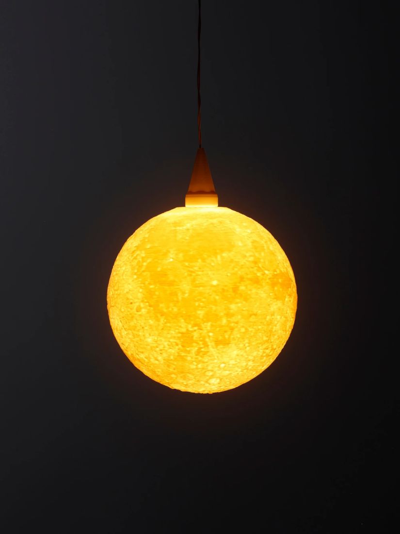 Der leuchtende Lampenschirm Mond von InnoCreo spendet sanftes Mondlicht durch eine detaillierte Kraterstruktur