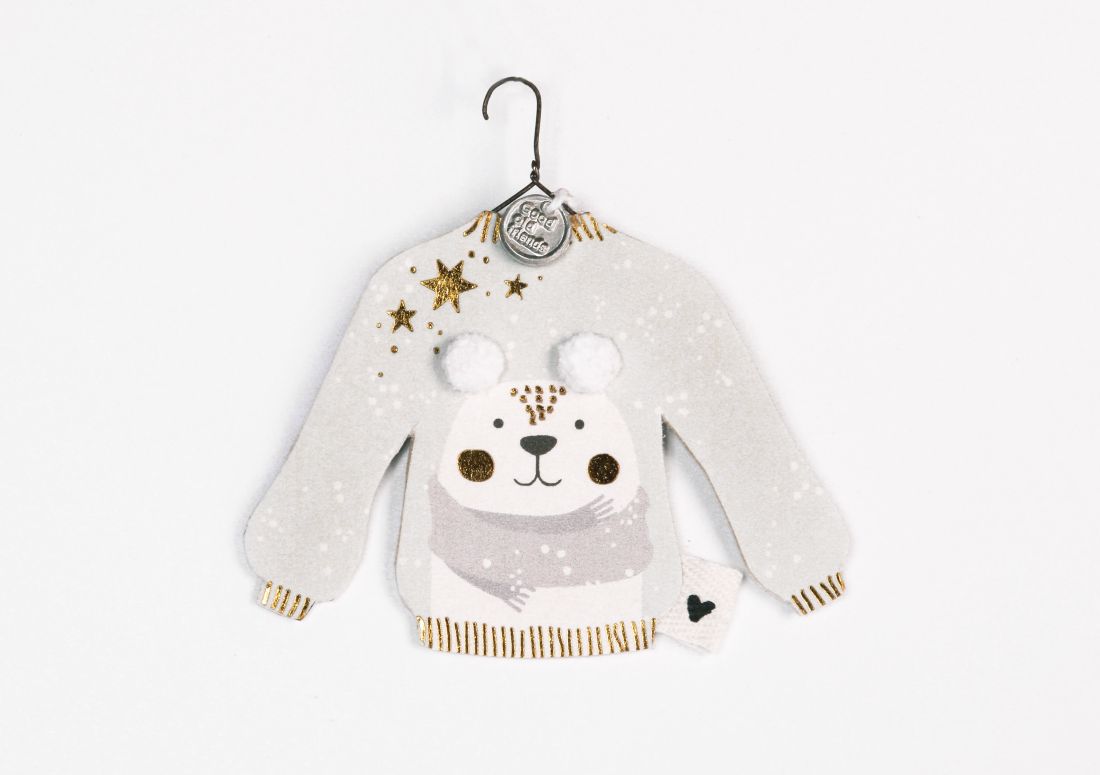 Süßer Anhänger Winterpulli Eisbär von Good old friends: Bedruckter Papp-Pullover an einem Drahtkleiderbügel mit Eisbären-Motiv und flauschigem Pompom-Detail