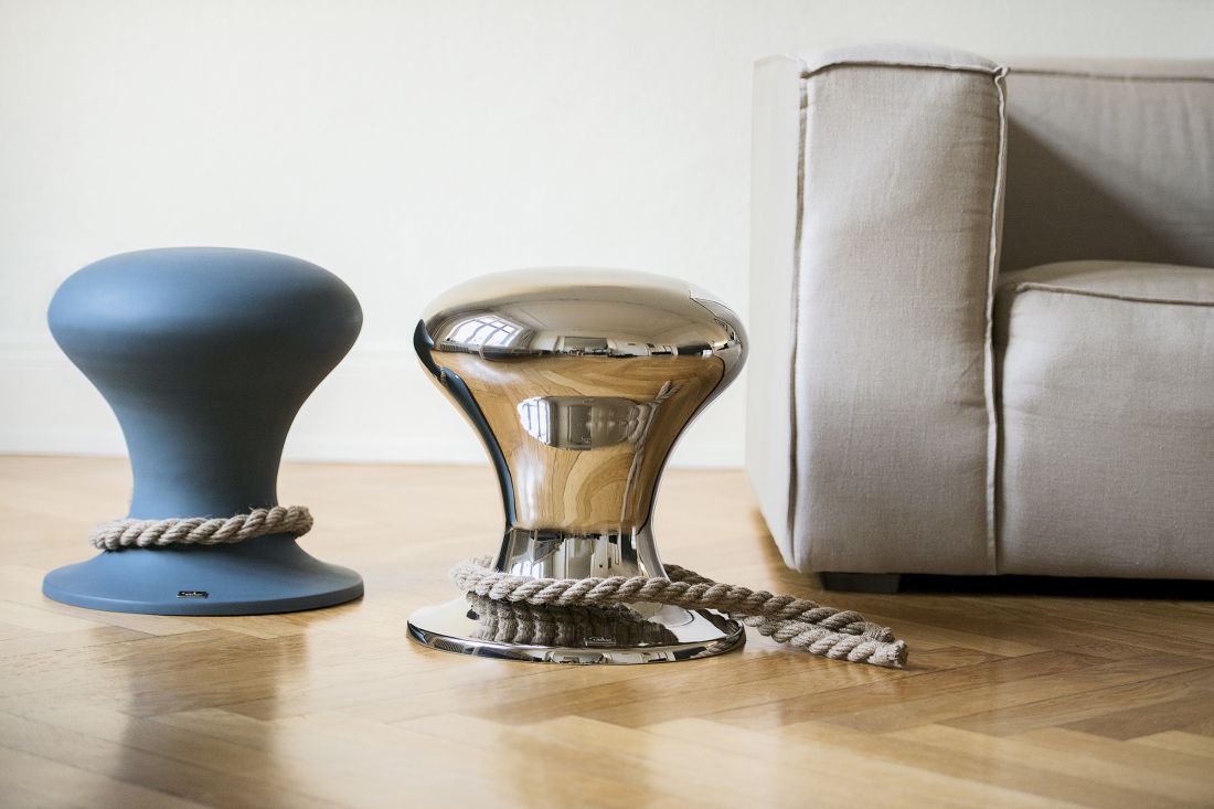 Glänzender Philippi Hamburger Hafenpoller Hocker als edle maritime Wohndeko im modernen Wohnzimmer
