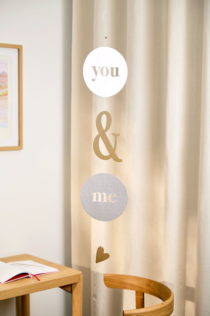 Die feine räder Papierkette You & me als romantische Wanddekoration