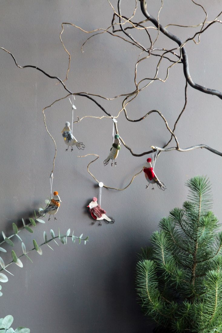 hängende dekor, vogel schmuck, zweige, graue wand, grüner baum
