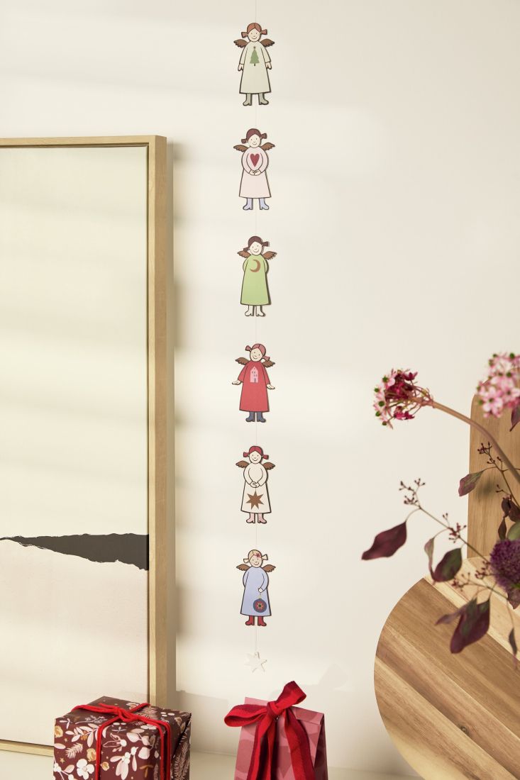 Die räder Papierkette Himmlische Schwestern als zarte Weihnachtsdekoration frei schwebend an einer Wand