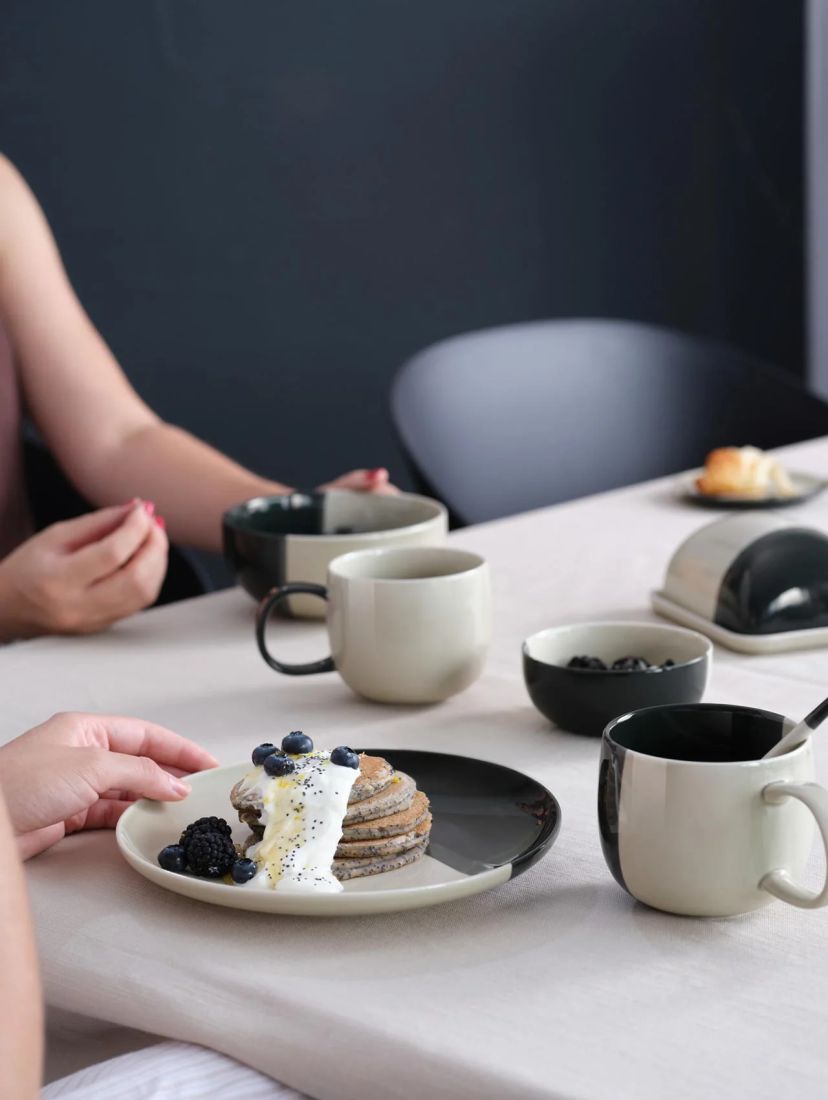 Geschirr zweifarbig in graubeige und Schwarz mit Pancakes serviert
