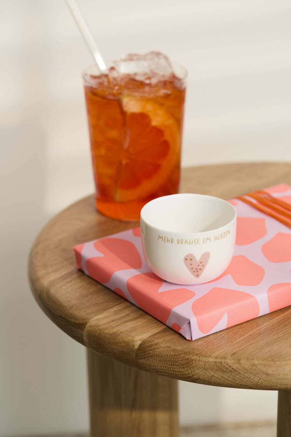 orange drink, iced tea, glass, table setting, cup