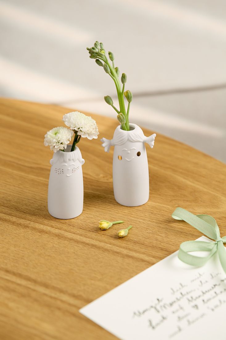 Kleine räder Familienbande Minivase mit einer zarten Blüte dekoriert