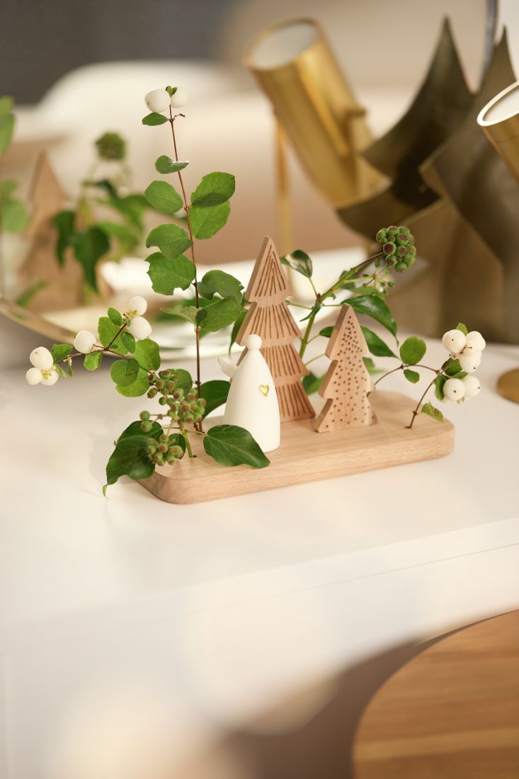 Die räder Weihnachtslandschaft Engel individuell dekoriert mit kleinen Tannenzweigen in den fünf Stanzlöchern des Holzsockels