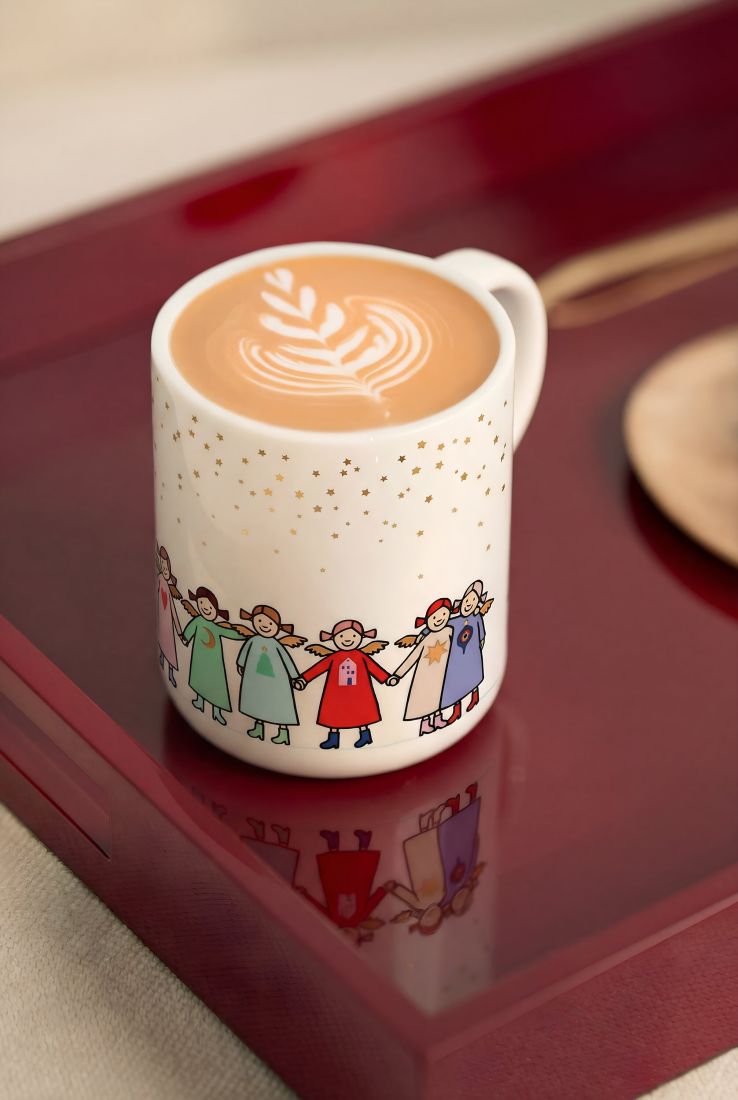 Die räder Himmlische Schwestern Tasse Edition 10 befüllt mit Kaffee