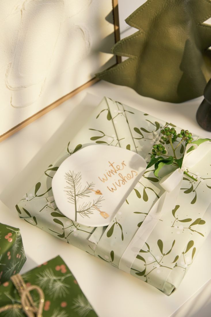Der kleine räder Teller Winter wishes liebevoll als Geschenk arrangiert