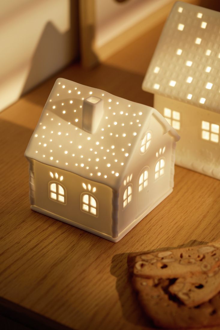 Beleuchtetes räder Porzellan-Lichthaus Zuckerstangenhaus mit gemütlichem Lichterglanz im Wohnzimmer