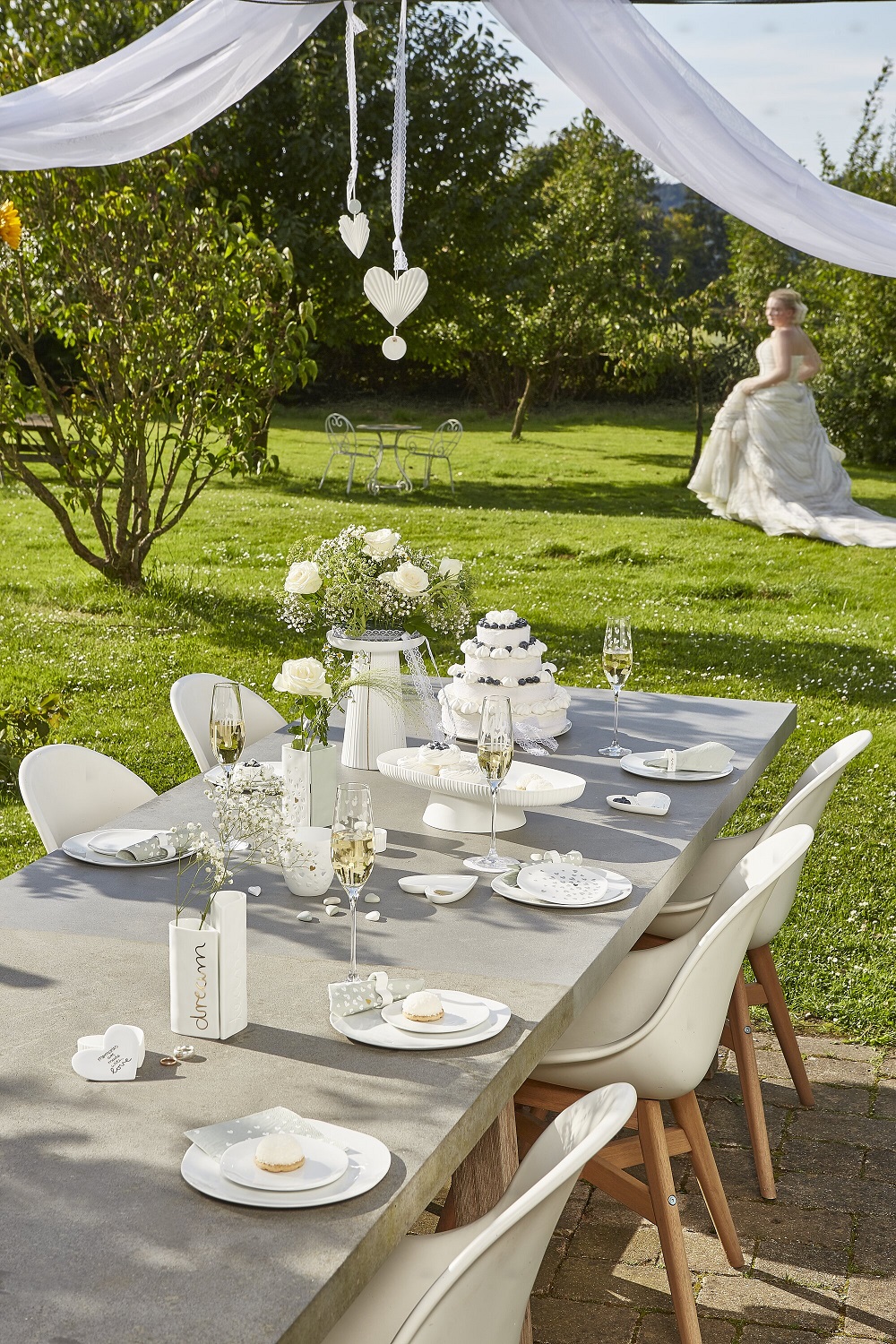 Hochzeit, Gartenfest, Tischdeko, Hochzeitstorte, Blumenarrangement