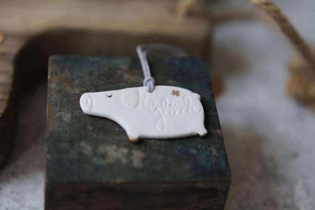 porzellan, schwein-förmiges, ornament, weiß, hängerihr