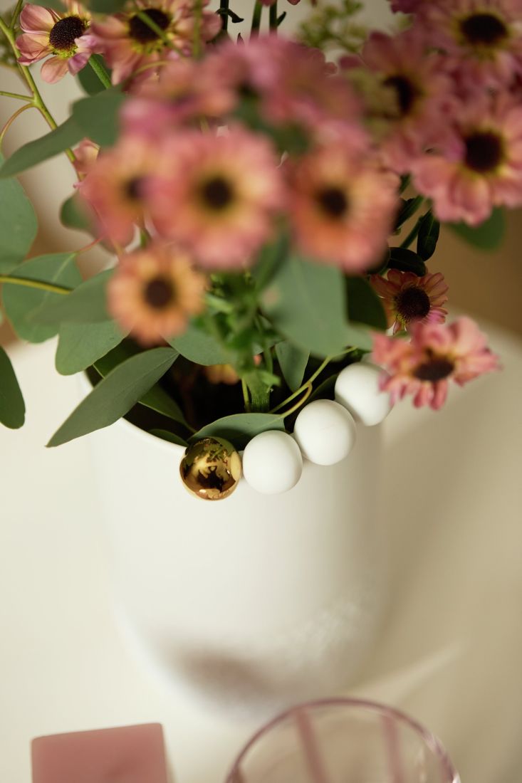 Blumenstrauß, Vase, Perlenkette, Goldene Kugel, Edelstein/Schmuckkugel