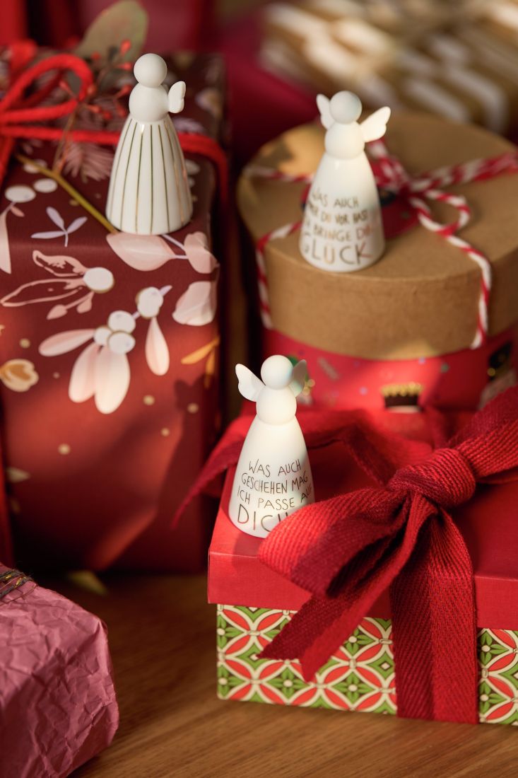 Weihnachtsgeschenke, Engelfigur, Geschenkverpackung, Weihnachtspapier, Roter Ribbon