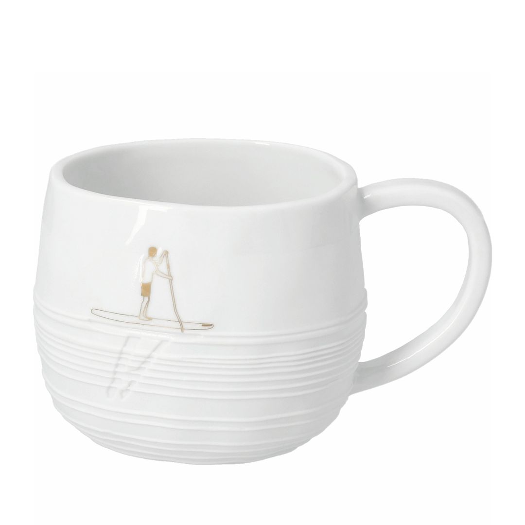 Weiße räder Porzellantasse mit Relief-Wellen und goldener Person auf einem SUP-Board