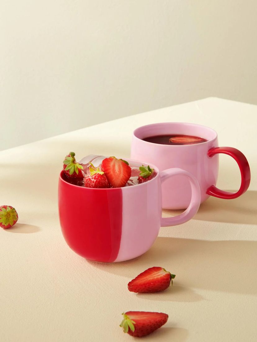 Der rosa Henkelbecher strawberry smoothie von ASA Selection auf einem farbenfroh gedeckten Frühstückstisch