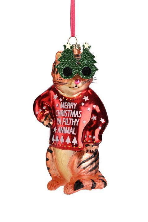 Farbenfroher Giftcompany Weihnachtsbaumanhänger: Stehende getigerte Katze mit roter Merry Christmas Ya Filthy Animal Jacke, Weihnachtsbaum-Brille und Glitzer-Details an einem roten Band.