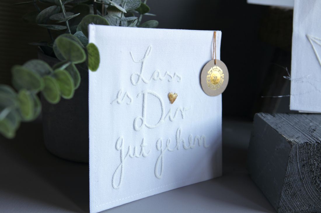 Der liebevoll gestaltete Gutschein Zeit für Dich mit einer kleinen altrosa Quaste stilvoll als Wellness-Geschenk
