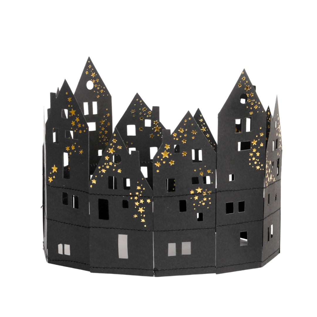 Winter Hauskranz Sterne Schwarzgold von Good old friends Stadtsilhouette aus schwarzem Papier mit gestanzten Fenstern und goldenem Sternenregen