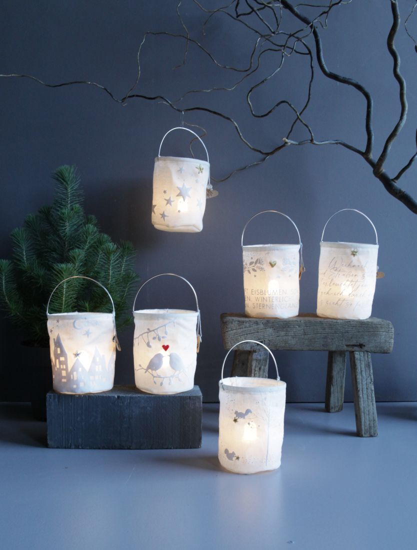 Stimmungsvoll erleuchtete Winter Laterne Vögel von Good old friends mit warmem LED-Lichtschein im gemütlichen Innenraum