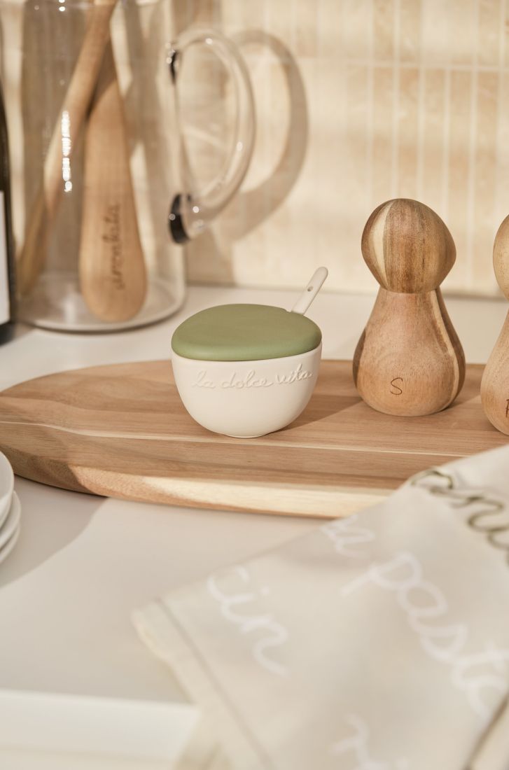 Gedeckte Kaffeetafel mit räder Zuckerdose und Espressotassen im mediterranen Stil