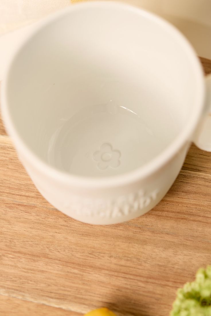 Blick in das Innere der räder Tasse Seelenverwandt mit eingeprägter Blume im Tassenboden