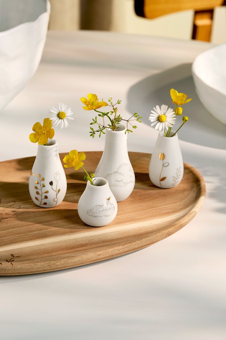 Das 4er Set räder Minivasen Himmelsgarten dekoriert mit einzelnen Wiesenblumen auf einer festlich gedeckten Tafel
