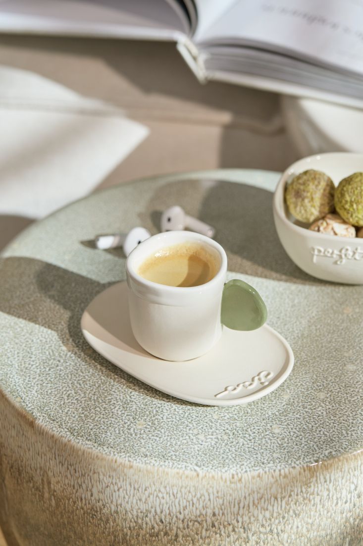 Servierte räder Espressotasse ciao neben einem kleinen Cantuccini