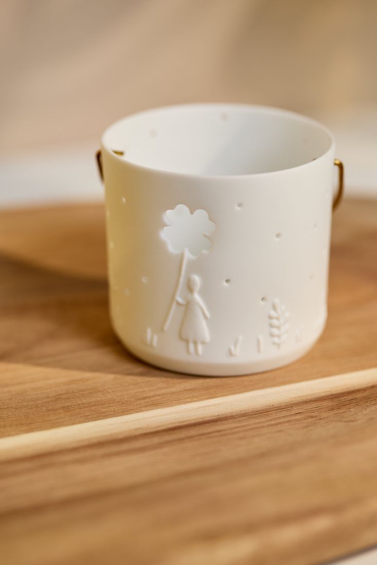 keramikbecher, weißer becher, reliefmotiv, kleinformatig, drahtgriff?