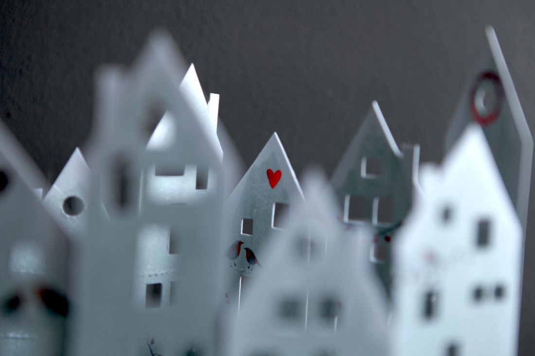 Miniaturhäuser, Papiierhäuser, Silhouette, weiße Dekoration, rotes Herz