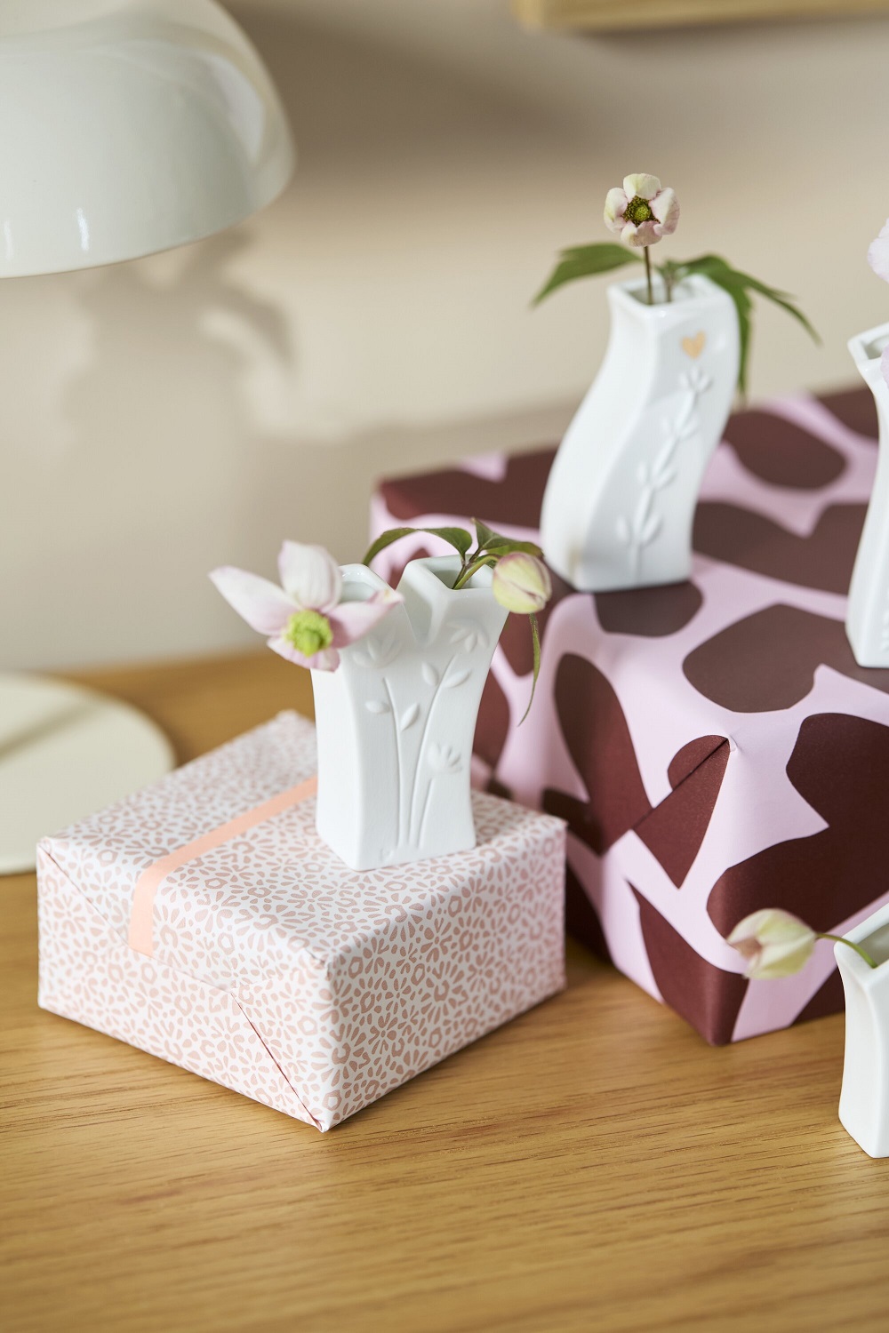 Geschenkverpackung, Miniaturvase, Blumenarrangement, Porzellanvase, Paketdekoration