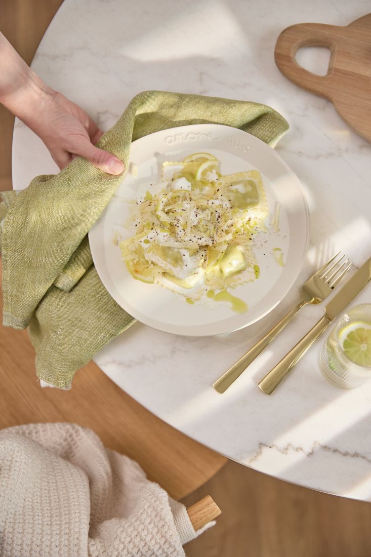 Gedeckter Tisch mit dem räder amore mio Teller und italienischen Köstlichkeiten