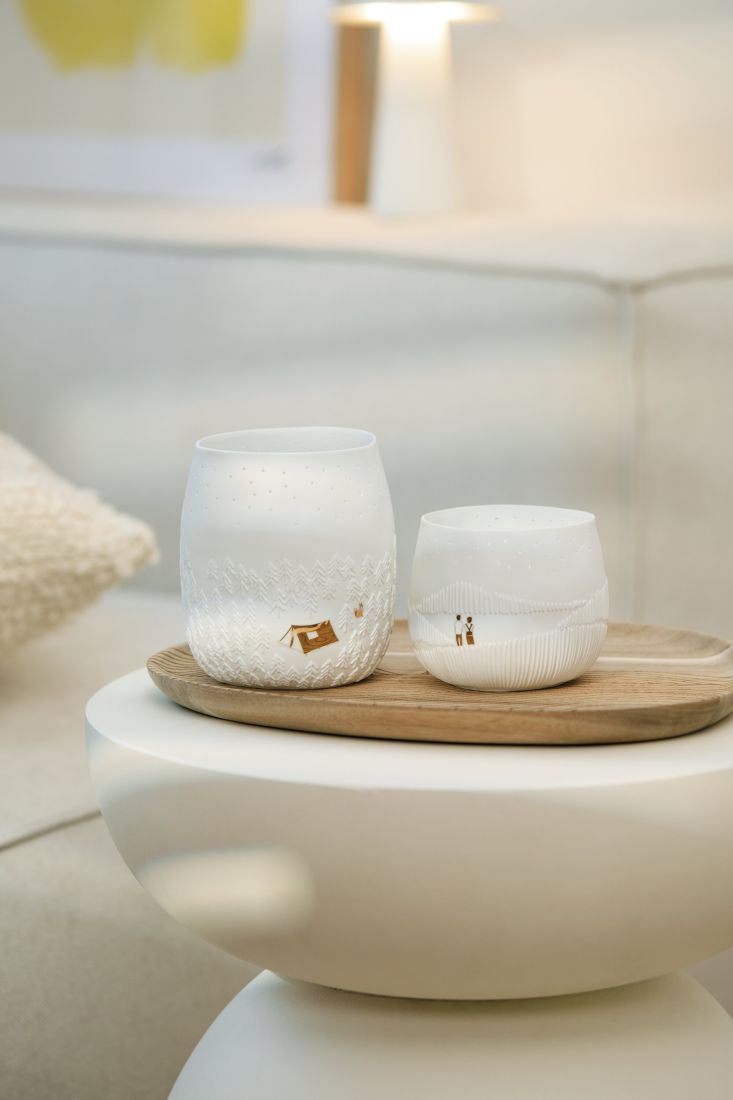 Poetisches räder Windlicht Bildergeschichten als stimmungsvolle Dekoration auf einem Nachttisch